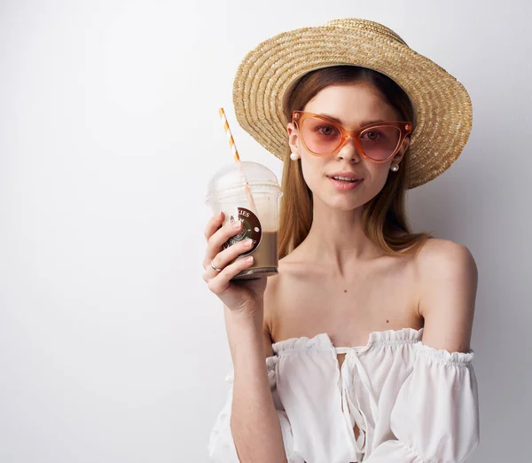 Attraktiva fashionabla kvinna glasögon hatt dryck charm ljus bakgrund — Stockfoto