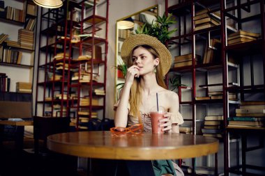 Kafe kitaplarındaki güzel kadın yaşam tarzı okuması