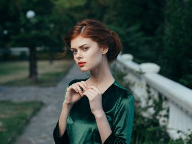 Güzel kadın çekici görünüş kozmetik yeşili elbise lüks doğa