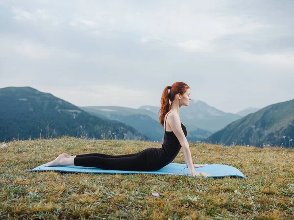 Kobieta idzie do sportu na świeżym powietrzu góry trawa — Zdjęcie stockowe