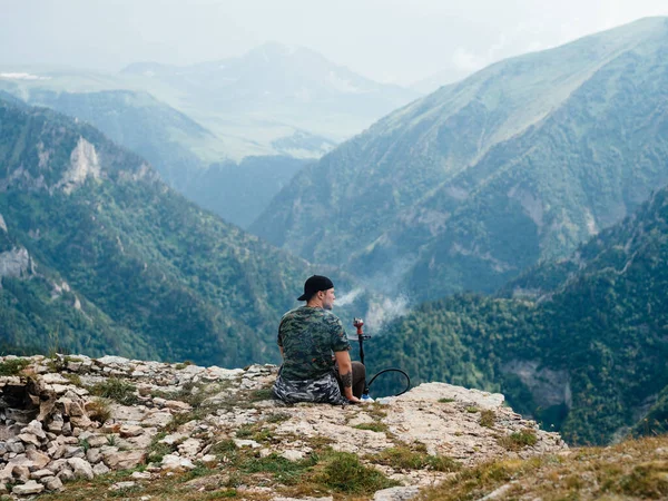 산에서 사람들은 자연의 아름다운 풍경에 편안 함을 느낀다 신선 한 공기 안개 햇살 — 스톡 사진