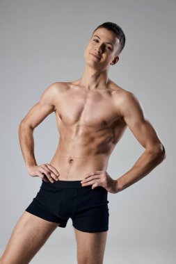 Ellerini kemerine koyan sportif bir adam..