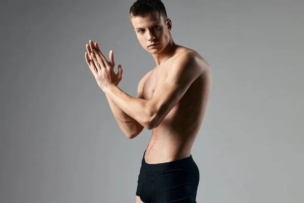 Sexig kille atlet naken bål kroppsbyggare modell kopiera utrymme — Stockfoto
