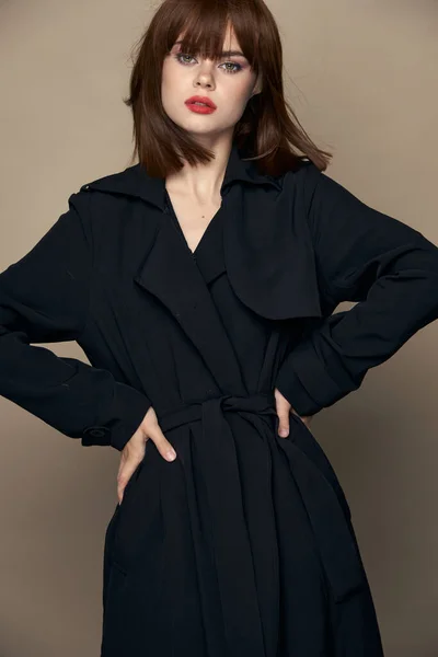 Leende brunett fashionabla kläder självförtroende poserar studio — Stockfoto