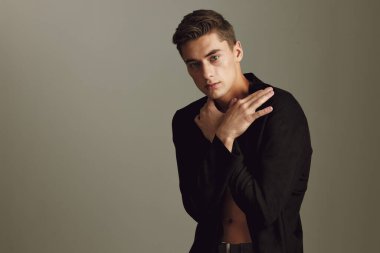 Güzel araba siyah gömlek eller omuzlarda moda pozu.