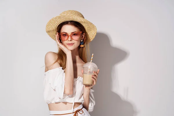 Hermosa mujer en gafas de color rosa sombrero de cristal con luz de fondo encanto bebida — Foto de Stock