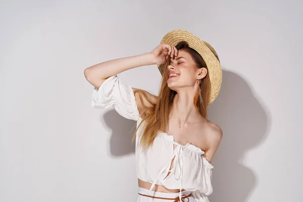 Jolie femme avec chapeau style de vie sourire studio luxe modèle — Photo