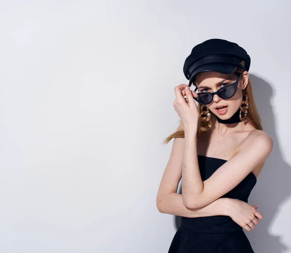 Hermosa mujer vestido negro gafas de sol moda glamour joyería — Foto de Stock
