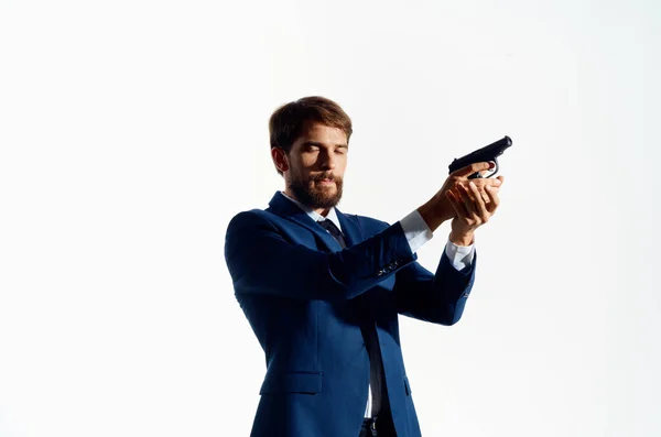 Homem de terno com uma arma nas mãos detetive crime cuidado — Fotografia de Stock