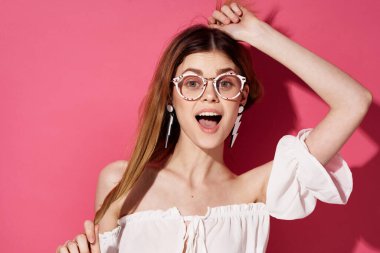 Neşeli, modaya uygun bir kadın mücevher, büyüleyici pembe desenli bir geçmiş.