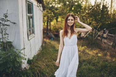 Beyaz elbiseli romantik kadın kırsal model yaşam tarzı