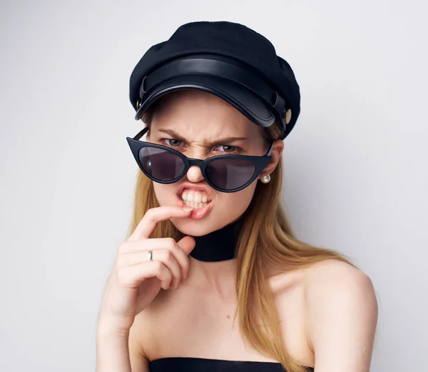 Elegante donna emozioni bocca aperta occhiali da sole nero robusto vista ritagliata — Foto Stock