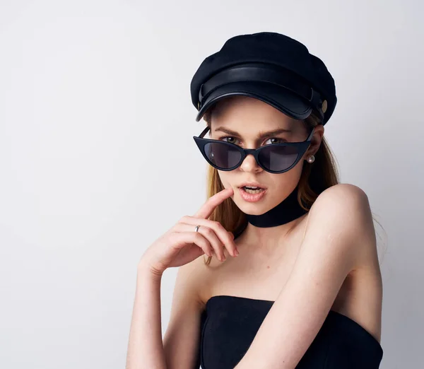 Mujer elegante en gafas de sol gorra negro vestido de noche glamour — Foto de Stock