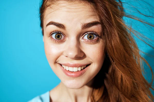 Hübsche Frau Gesichtsbehaarung Lächeln Nahaufnahme blauer Hintergrund — Stockfoto