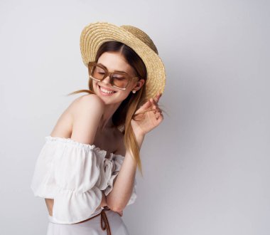 Çekici bir kadın gözlüklü lüks şapkalı bir gülümseme.