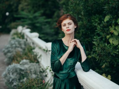 Siyah elbiseli kadın çekici görünüyor. Romantik mimari yürüyüşü.