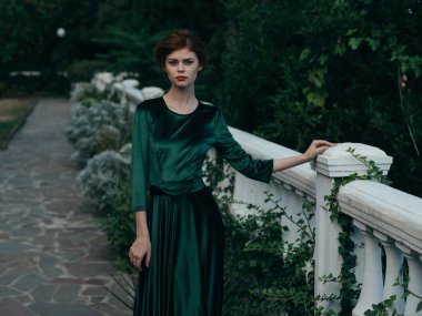 Yeşil elbiseli güzel bir kadın. Romantizm, lüks, zarif bir tarz.