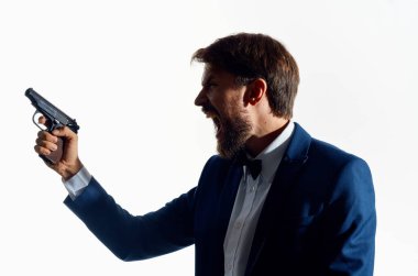 Takım elbiseli bir iş adamı elinde silahla dedektifi uyardı.