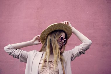 Neşeli kadın duvarın arkasında zarif bir şekilde seyahat ediyor.