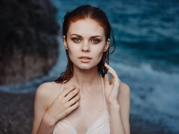 Romantische vrouw portret close-up natuur oceaan en make-up — Stockfoto