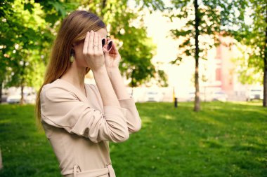 Parkta gezen bir kadın. Keyifli yürüyüşler.