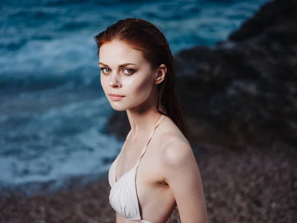 Porträt einer sexy Frau im weißen Badeanzug am Meer am Strand am Ufer — Stockfoto