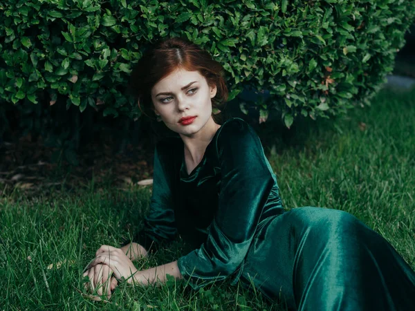 Csinos nő fekszik a füvön zöld bokor természet friss levegő varázsa elegáns stílus — Stock Fotó