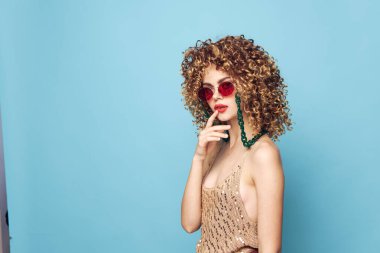 Mavi bir arka planda duyguların romantik kadın ifadesi