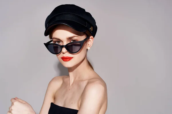 Elegantní žena v slunečních brýlích červené rty módní luxusní oblečení — Stock fotografie