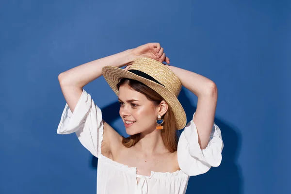 Şapka dekorasyonlu güzel bir kadın. Yakın plan mavi arka plan. — Stok fotoğraf