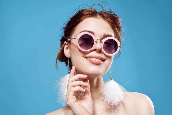 Красивая женщина голые плечи пушистые серьги солнцезащитные очки аксессуары макияж — стоковое фото