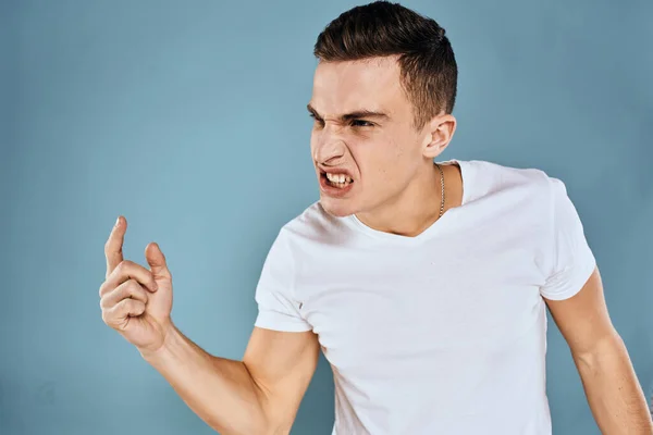 Mann gestikuliert mit den Händen Emotionen weißes T-Shirt Ausdruck blauer Hintergrund — Stockfoto