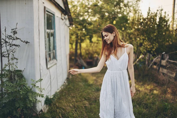 Mulher ao ar livre perto de construção em férias modelo paisagem rural estilo de vida — Fotografia de Stock