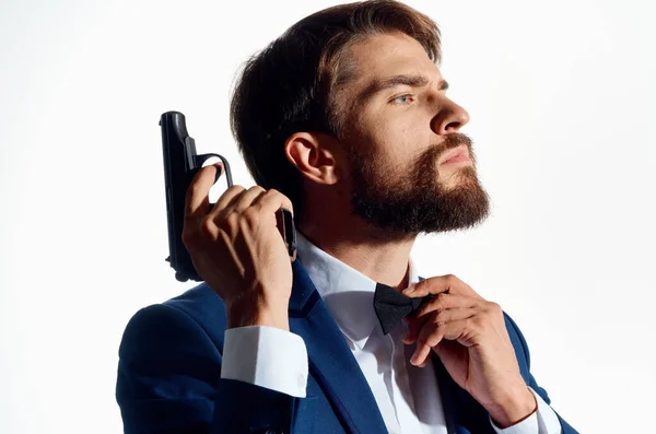 Hombre en un traje con una pistola estilo de vida gángster Mafia primer plano — Foto de Stock