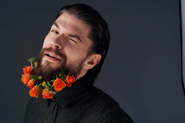 かわいい男の装飾で街の花のロマンスギフト — ストック写真