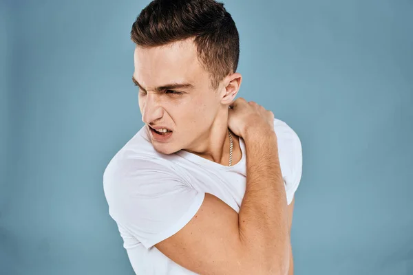 Emocional disgustado hombre recortado ver blanco camiseta azul fondo —  Fotos de Stock