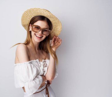 Çekici bir kadın gözlüklü lüks şapkalı bir gülümseme.