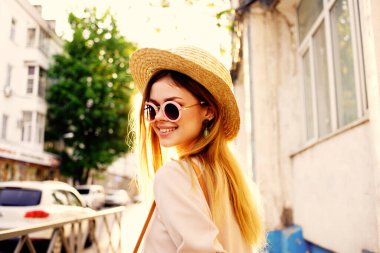 Neşeli bir kadın şehir dışında geziyor.