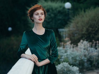 Güzel cazibeli kadın açık havada yeşil yaprak modeli