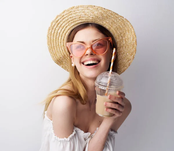 Femme gaie en verre de chapeau de lunettes roses avec modèle amusant de boisson — Photo