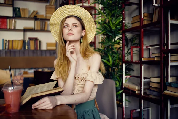 Γυναίκα στο καπέλο κάθεται στο καφέ λογαριασμό ποτό βιβλίο ανάγνωση διακοπές — Φωτογραφία Αρχείου