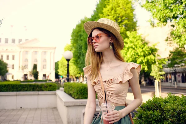 Vacker kvinna i hatt och glasögon på gatan utomhus i parken promenad — Stockfoto