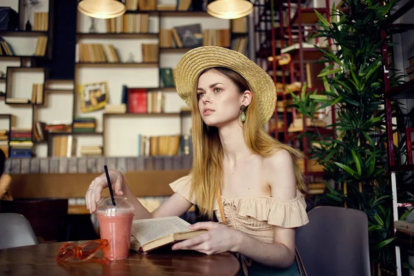 Жінка читає книгу розслабляється в кафе напій спосіб життя — стокове фото