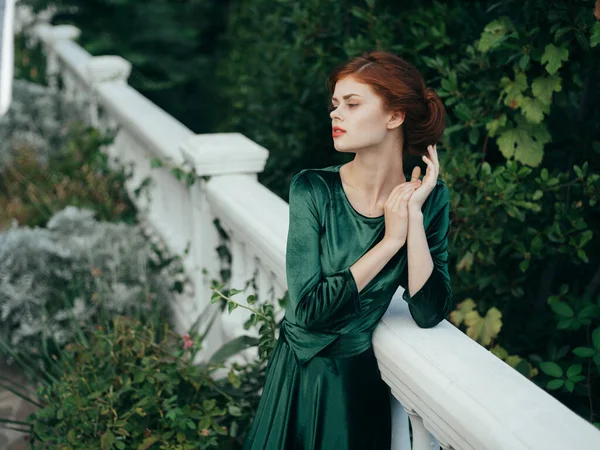 Όμορφη γυναίκα αίγλη σε εξωτερικούς χώρους πράσινο φύλλα μοντέλο — Φωτογραφία Αρχείου
