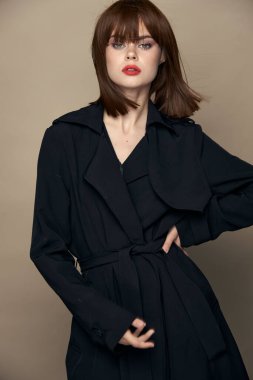 Komik esmer, şık kıyafetler, kendine güvenen, kapalı mekanda eğlenen. 