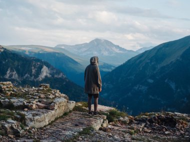 Dağlarda doğa yürüyüşçüsü. Temiz hava turizmi.
