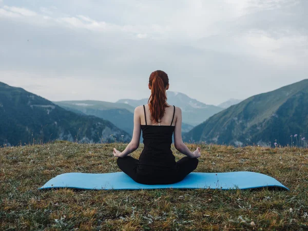 Woman sitting on a mat meditation yoga asana nature fresh air — Stock Photo, Image