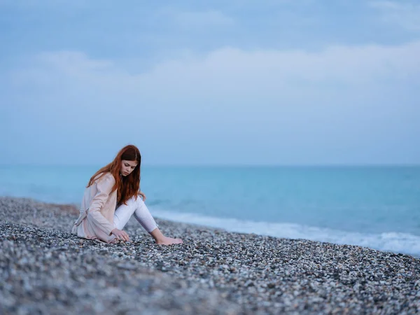 Femme par l'océan sable pierres plage modèle pull chaud pantalon — Photo
