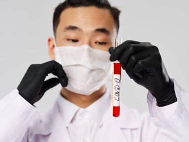Erkek doktor medikal eldiven testleri teşhis kovid-19 laboratuvarı