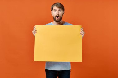 Erkek pazarlama afişi reklam modeli turuncu kağıt maketi